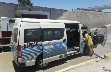 Combi se incendia en Tepeji del Río