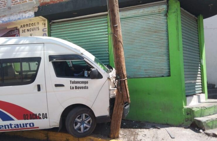 Combi choca contra poste en Tulancingo