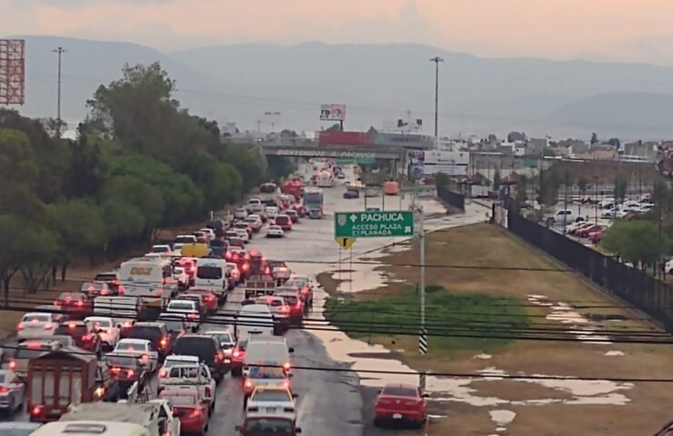 Caos vial por tromba en Pachuca