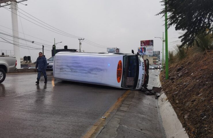 Vuelca combi en Pachuca en Boulevard Colosio