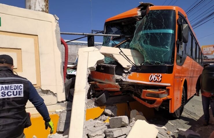 Autobús choca en Pachuca en el Boulevard Colosio