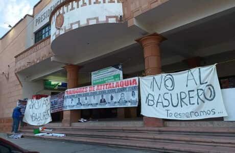 Pobladores de Atitalaquia toman presidencia para protestar por el basurero