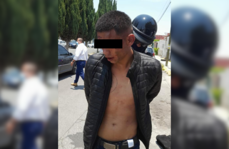 Taxistas detienen y golpean a presunto asaltante en Pachuca