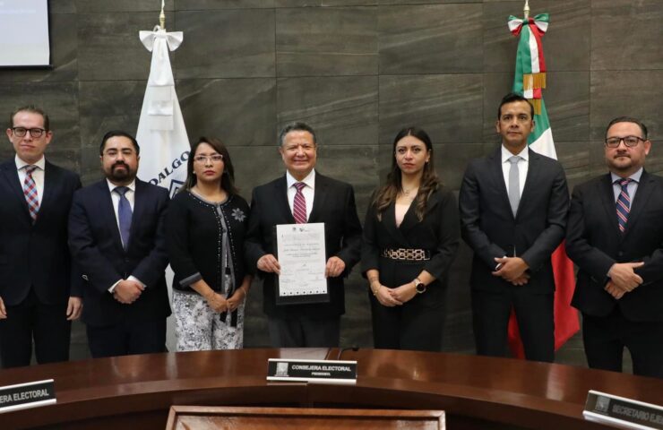 Julio Menchaca recibe constancia de mayoría