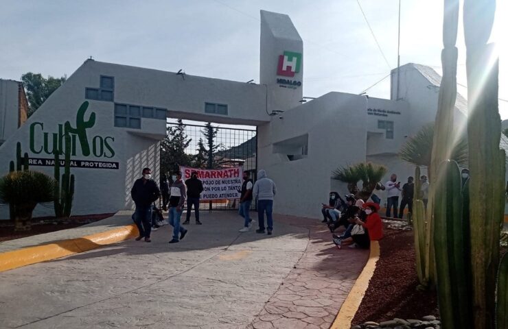 Empleados de verificentros protestan en Pachuca