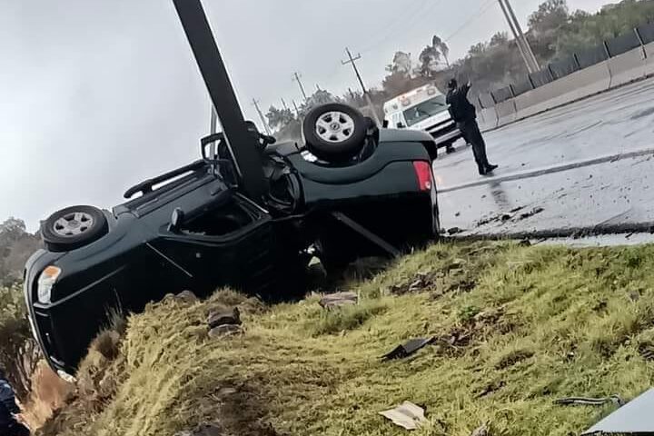 Camioneta accidentada en la carretera Pachuca Sahagún