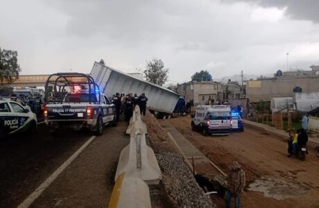 Tráiler accidentado después de que el delincuente que lo robó perdiera el control