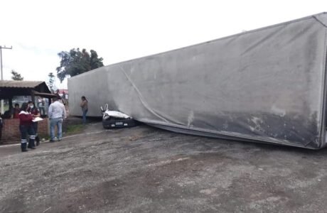 La caja de un tráiler aplasta a un automóvil en Acaxochitlán
