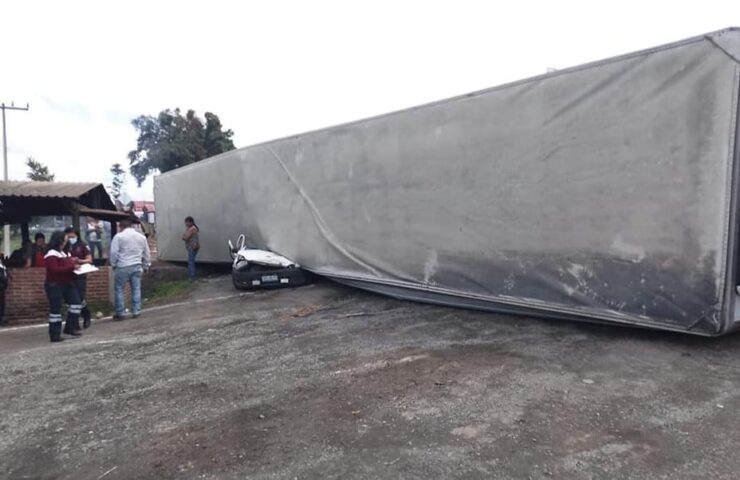 La caja de un tráiler aplasta a un automóvil en Acaxochitlán