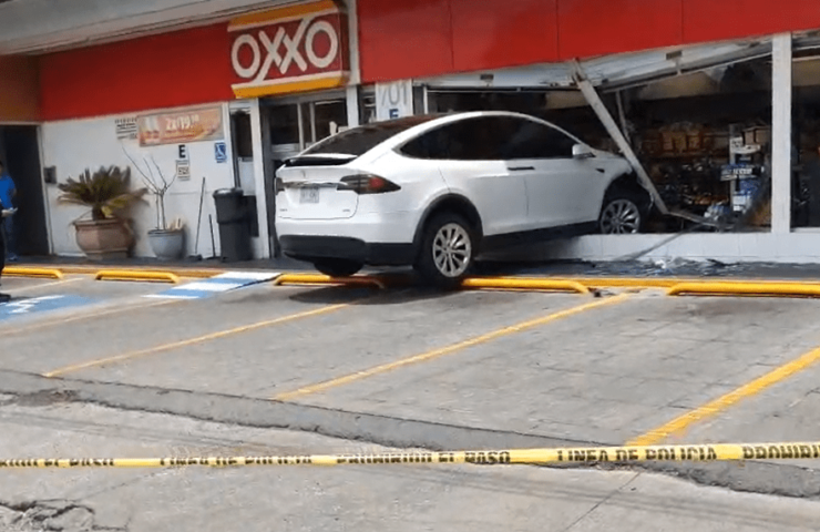 Camioneta blanca estrellada en una tienda Oxxo de Pachuca