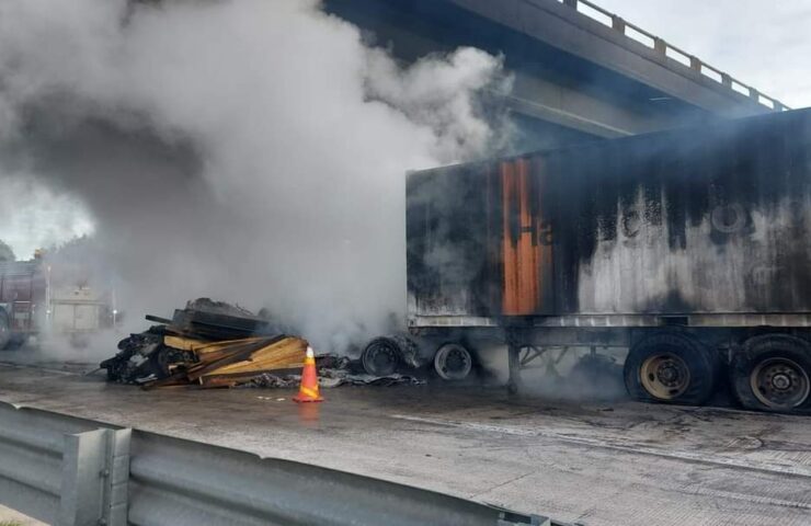 Tráiler calcinado en el Arco Norte, tramo Tulancingo