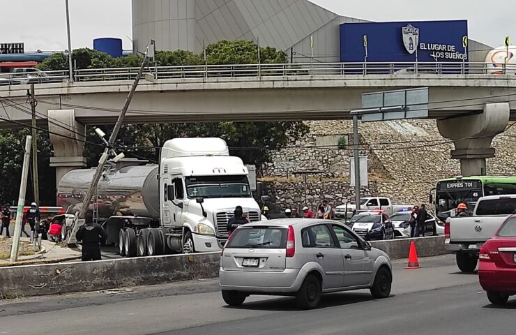 Un tráiler en Pachuca causa caos vial y tumba poste