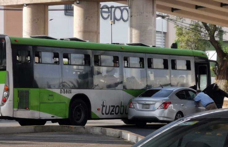 Auto particular choca contra Tuzobus en Pachuca