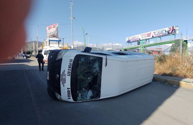 Una combi yace sobre su costado tras haber volcado en Pachuca