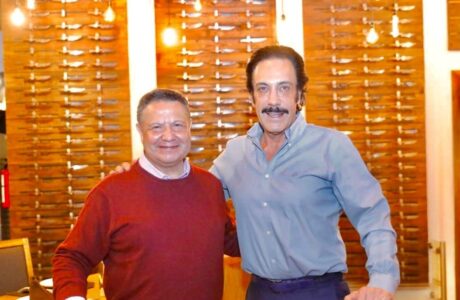 Julio Menchaca y Omar Fayad sonrientes en un restaurante de Pachuca