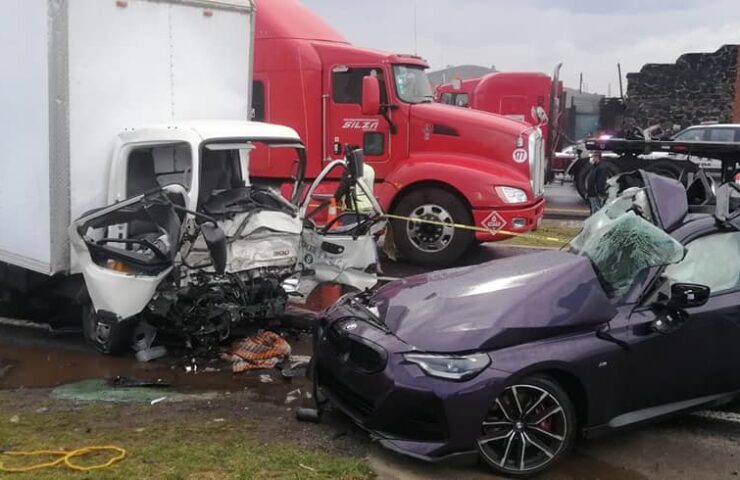 Una camioneta y un auto yacen destruidos después de haber chocado en la carretera México - Tulancingo