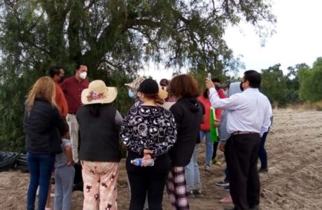 Un grupo de vecinos se reúne con representantes de CAASIM por la falta de agua después de la clausura de una toma clandestina en Tlapacoya