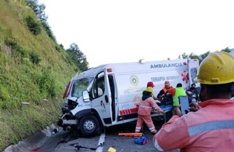 Paramédicos ayudan a los heridos de un accidente donde chocó una ambulancia de Atitalaquia