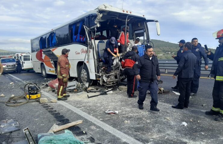 Autobús chocado en Zempoala, policías, bomberos y protección civil realizan maniobras de rescate de heridos