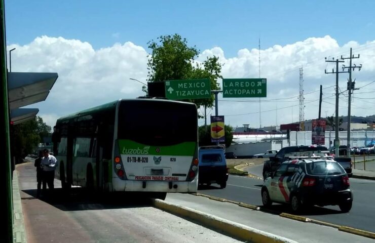 Unidad del Tuzobús atorada en la carretera México Pachuca