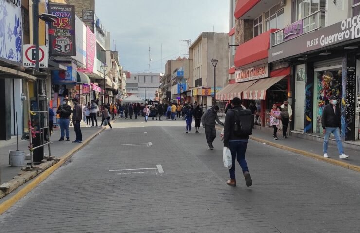 Personas caminan sobre la calle Guerrero en Pachuca un sábado durante un programa para volverla peatonal