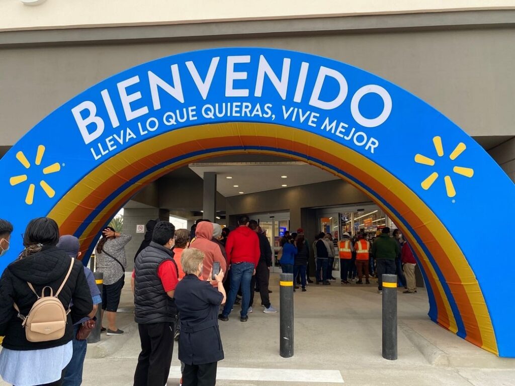 Personas aguardan para ingresar a la tienda Walmart en Tulancingo