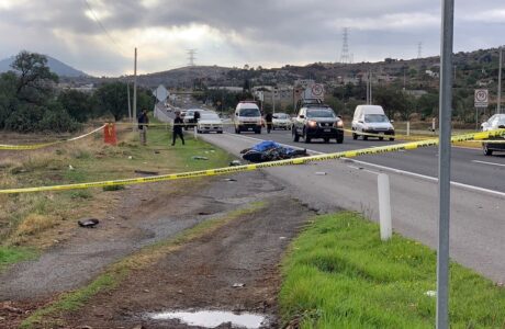 En la carretera Pachuca - Tulancingo yace el cuerpo de un motociclista atropellado en Epazoyucan