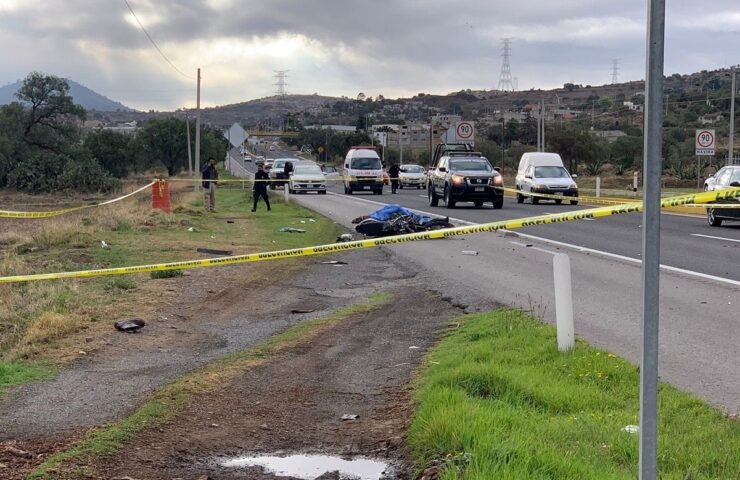 En la carretera Pachuca - Tulancingo yace el cuerpo de un motociclista atropellado en Epazoyucan