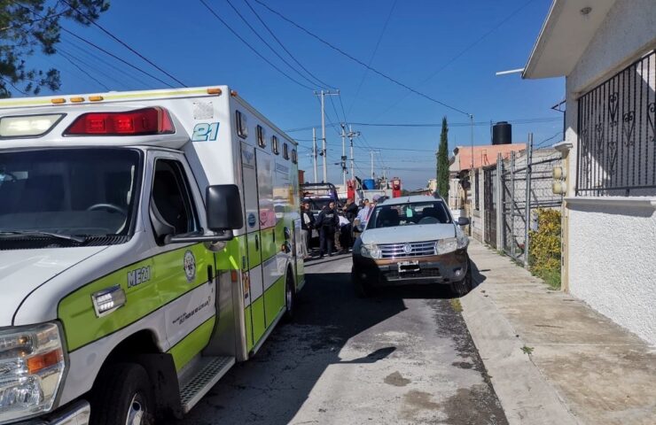 Bomberos y policías afuera de una vivienda de Tizayuca después de un incendio donde un padre y su hijo perdieron la vida