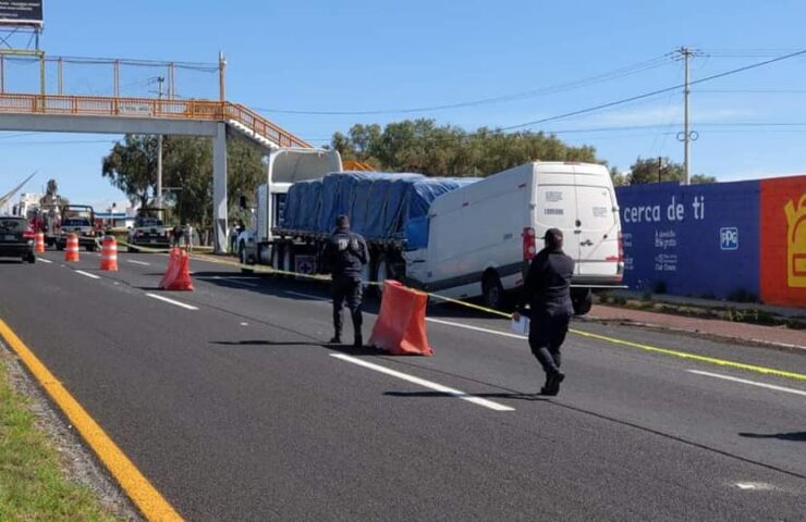 Una camioneta impactada en la parte trasera de un tráiler en la carretera Pachuca Sahagún