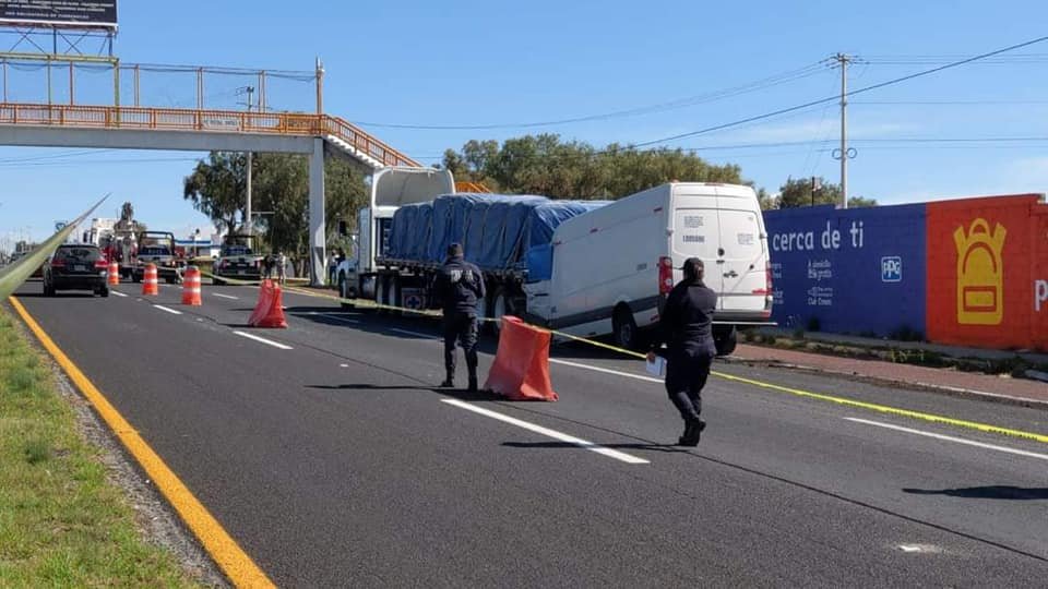 Choque entre camioneta y tráiler deja una persona sin vida en Zempoala