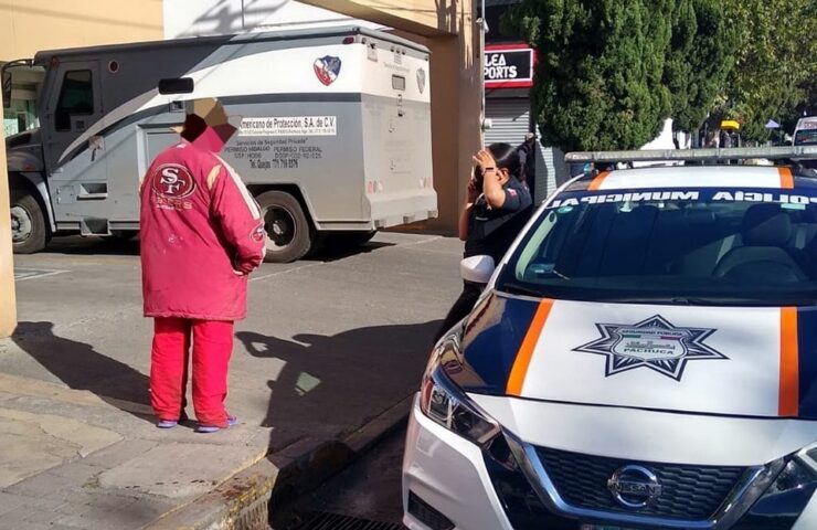 Policías municipales rescatan a mujer extraviada en Pachuca