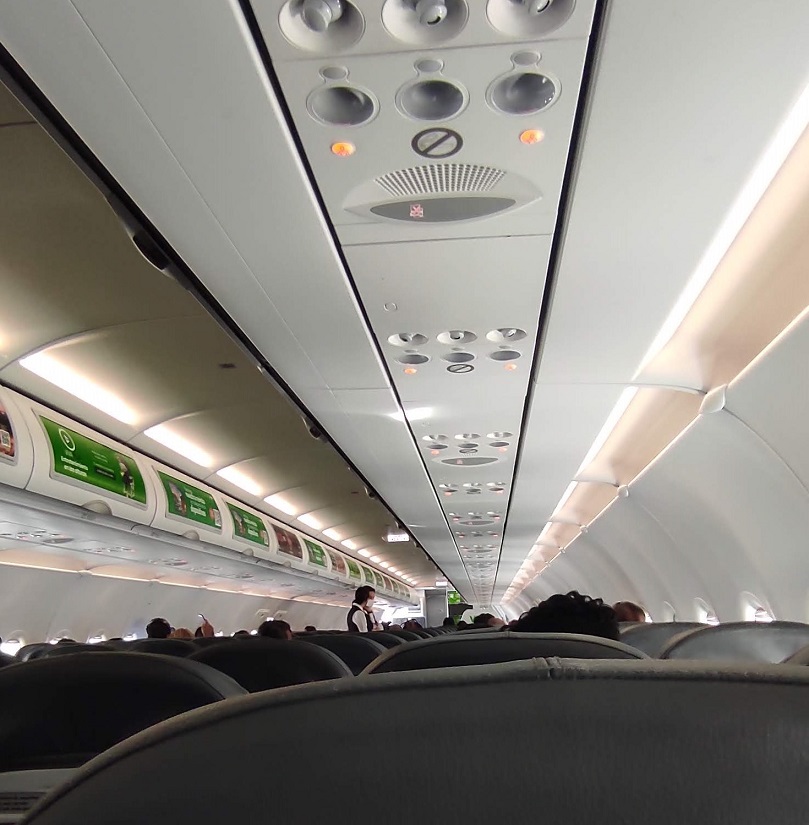 Interior de un avión que despegó desde el AIFA