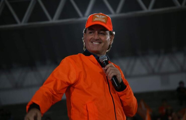 Xavier Berganza vestido de colores alusivos a Movimiento Ciudadano al contender la gubernatura por ese partido