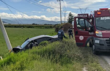 Auto se sale de la carretera al viajar a alta velocidad en una carretera de Hidalgo