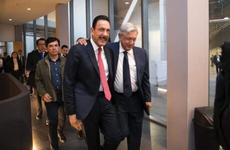 Omar Fayad camina abrazado con AMLO en visita oficial del mandatario federal a Hidalgo