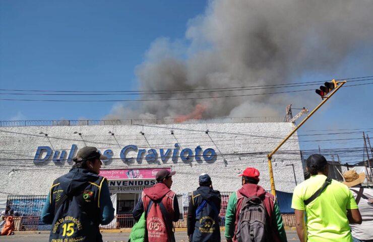 Confusión y caos por incendio en central de abastos de Pachuca