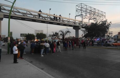 Bloqueo en Colosio por falta de agua provoca caos en Pachuca