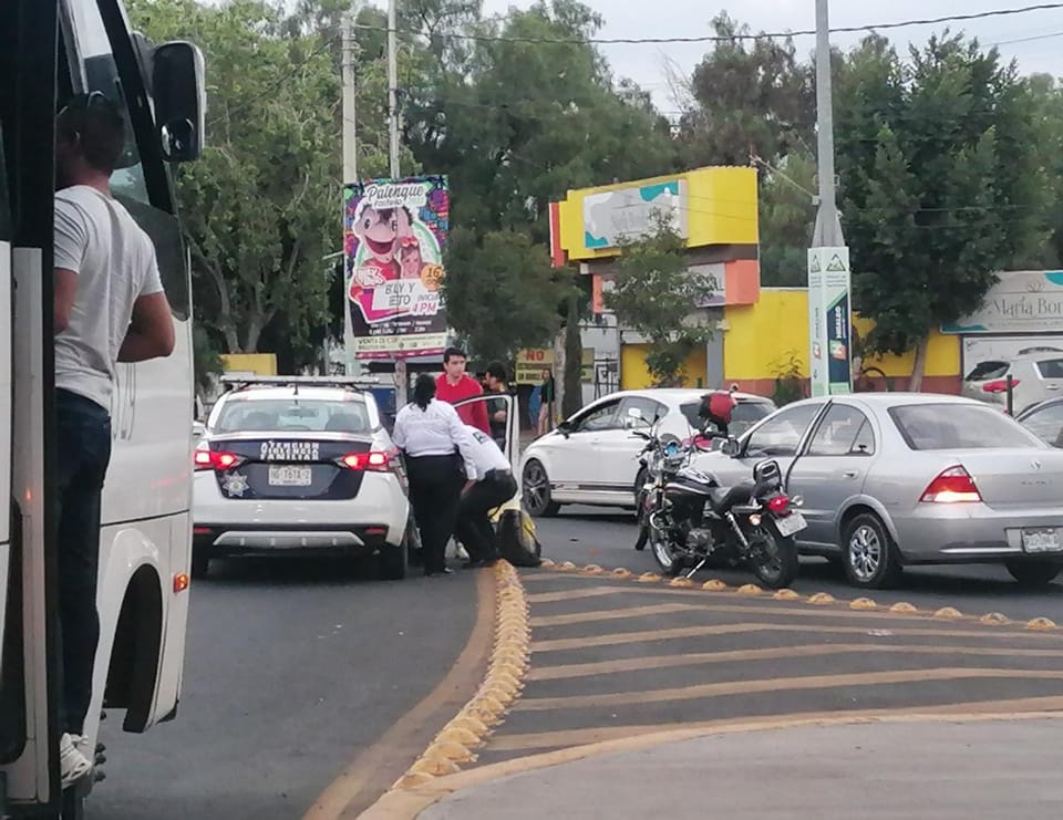 Accidente en la glorieta 24 horas, escena cotidiana de Pachuca
