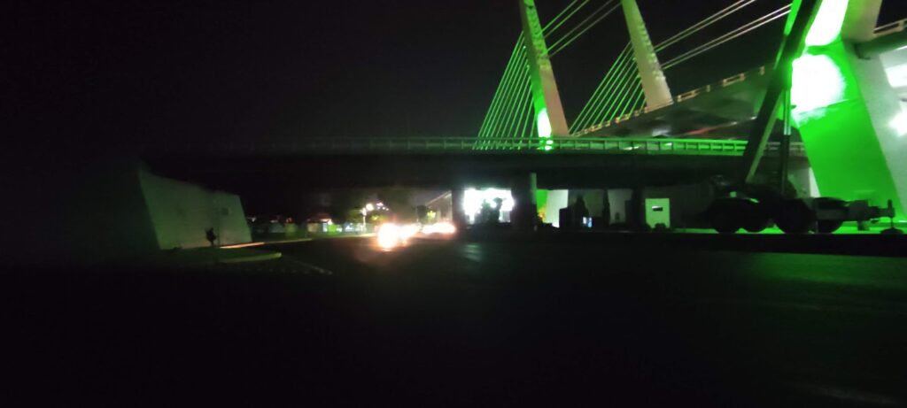 El puente atirantado se encuentra bien iluminado mientras los alrededores están en penumbras
