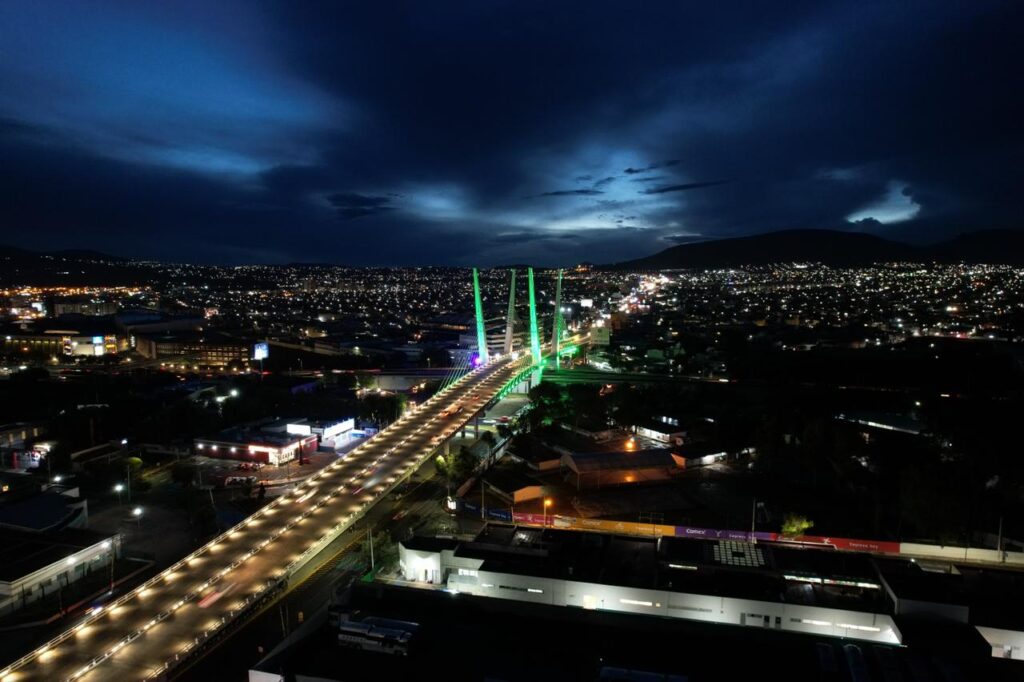 Puente Atirantado de Pachuca de noche