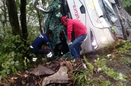 Vuelca autobús Futura en Tlanchinol