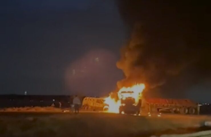 incendio provocado en choque de camioneta de valores con tráiler en autopista a Pachuca