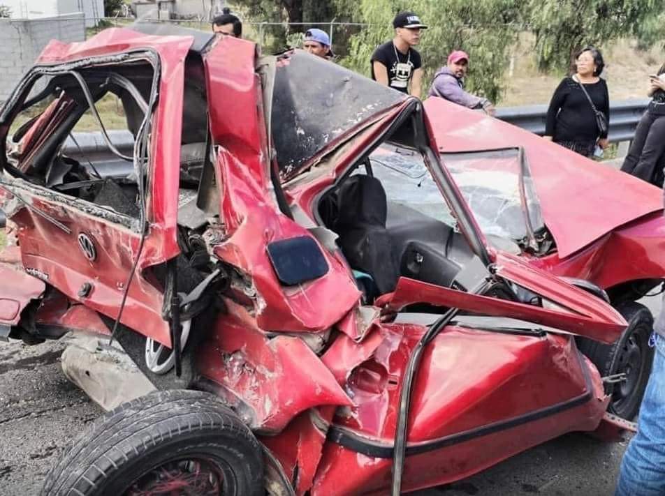 Auto queda destrozado en accidente en Tizayuca