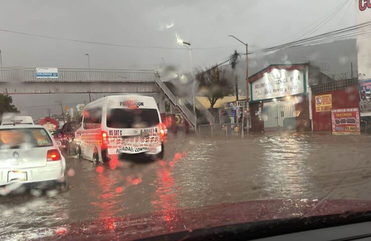 Lluvias en Pachuca provocan tráfico y caos vial