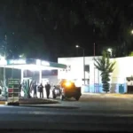 patrulla afuera de gasolinera que fue asaltada en Tula de Allende