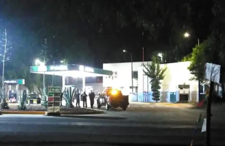 patrulla afuera de gasolinera que fue asaltada en Tula de Allende