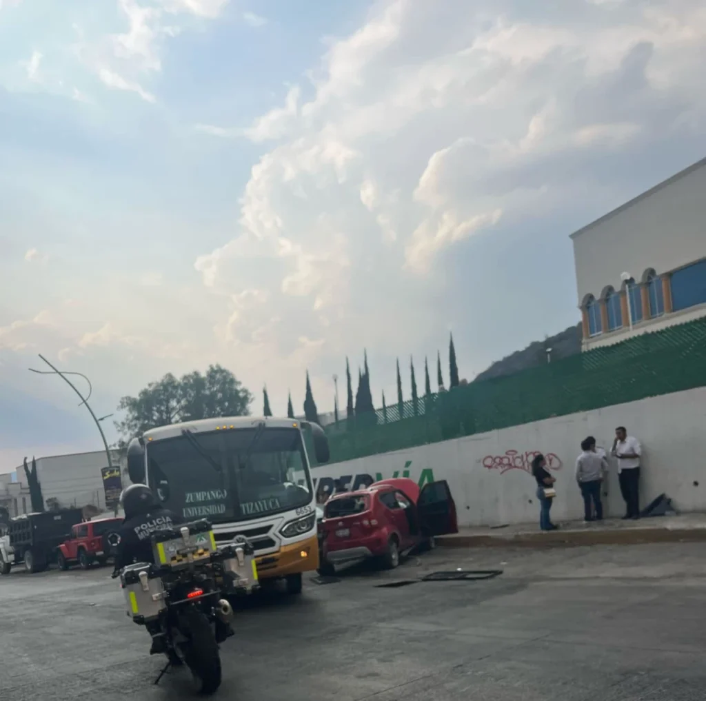 autobus y auto en choque bajando Colosio en Pachuca