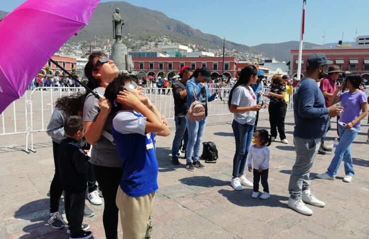 personas mirando eclipse solar en Pachuca 2024
