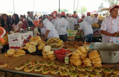 torteros prerarando cientos de tortas para celebrar su dia en Villa de Tezontepec